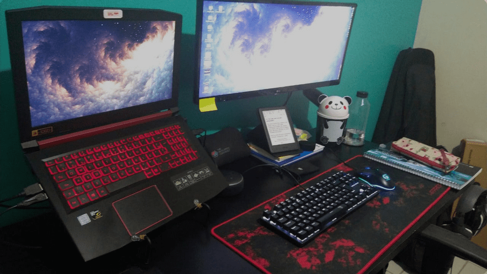 vários equipamentos eletrônicos numa mesa. 